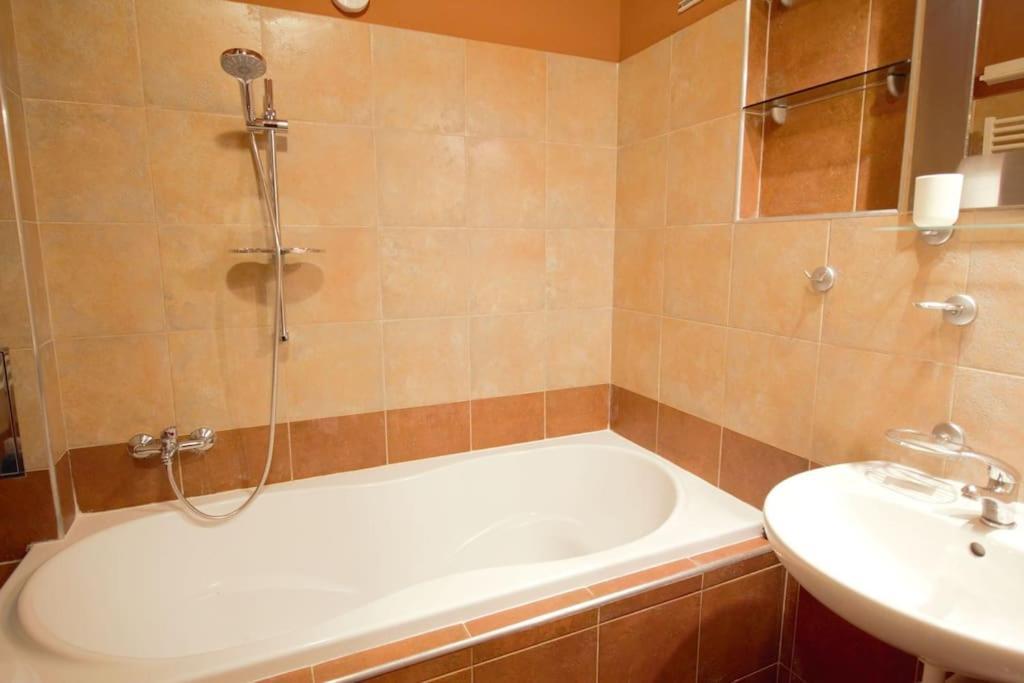 Comfort 2Bedrooms Quite Place!-Vinohrady Prague Exterior photo
